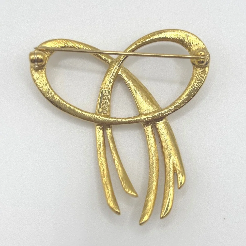 Vintage Trifari Gold Tone Abstract Swirl Ribbon Brooch Pin Elegant